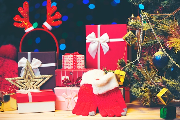 Árbol de Navidad decorado en borrosa