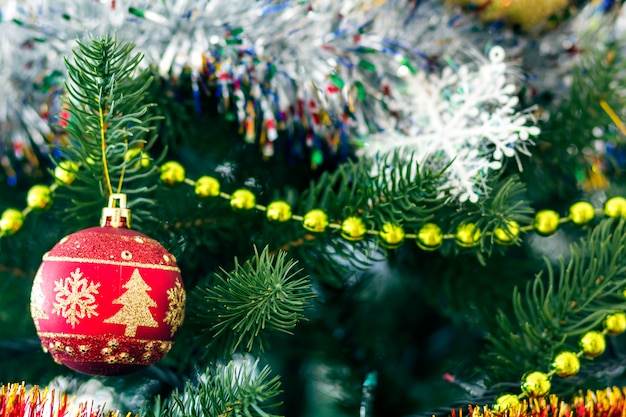 Árbol de Navidad decorado brillante y fondo de hadas