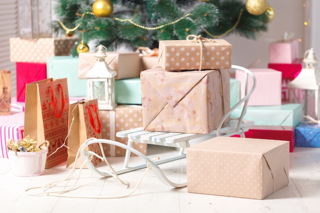 Árbol de navidad decorado con caja de regalo