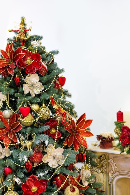 Árbol de Navidad decorado y cajas de regalo en la sala de estar