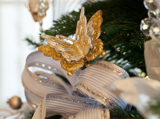 Árbol de navidad decorado en casa