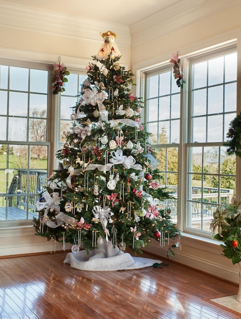 Árbol de navidad decorado en casa