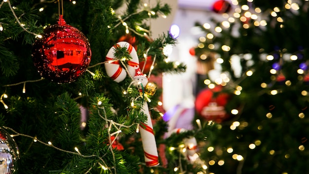 Árbol de Navidad decorado en una casa