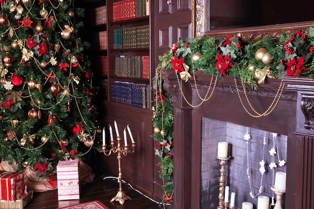 Árbol de navidad decorado cerca de una chimenea