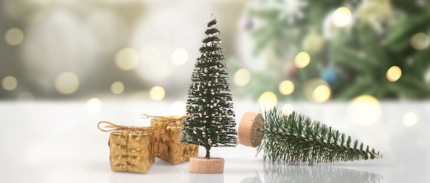 Árbol de Navidad decorado colgando de ramas de pino, cajas de regalo y adornos