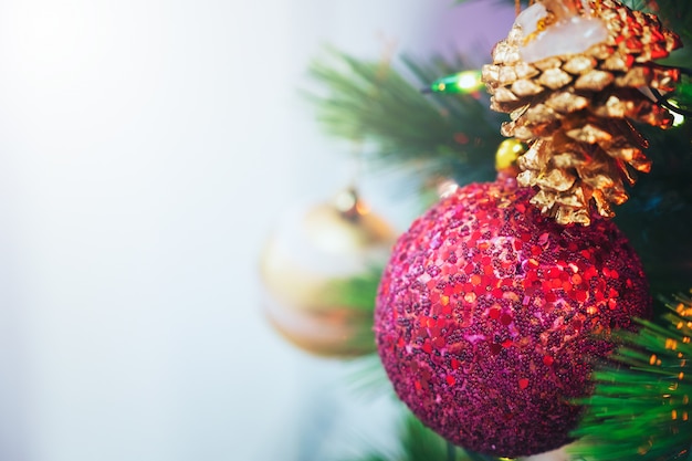 Árbol de navidad decorado con colgante de bola roja, muñeco de nieve.