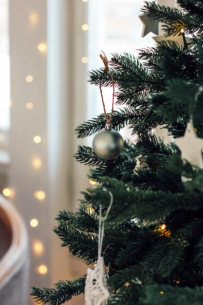 Árbol de navidad decorado, decoración minimalista escandinava.