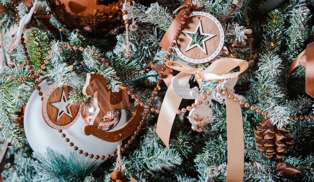 Árbol de navidad decorado festivamente