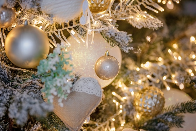 Árbol de navidad decorado festivamente