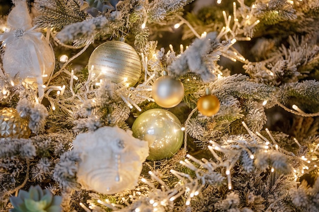 Árbol de navidad decorado festivamente