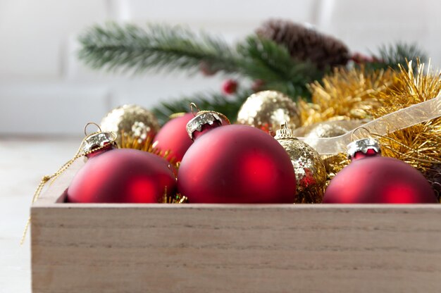 Árbol de Navidad decorado con fondo borroso brillante y de hadas