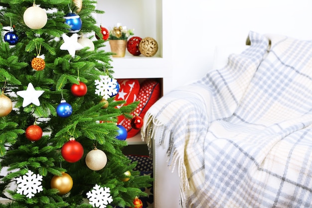 Árbol de Navidad decorado en el fondo interior de una casa