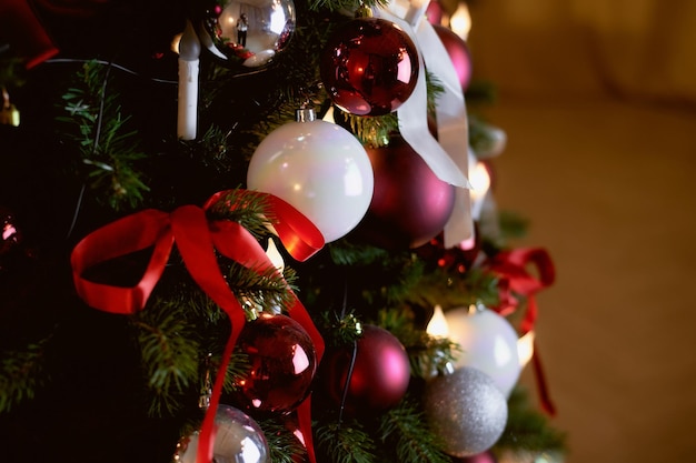 Árbol de Navidad decorado con globos blancos y rojos.