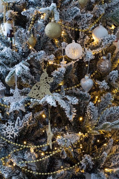 Árbol de navidad decorado con una guirnalda y juguetes