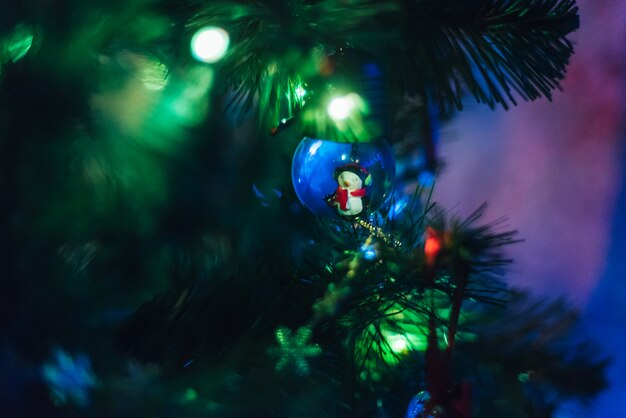 Árbol de navidad decorado con guirnaldas y globos