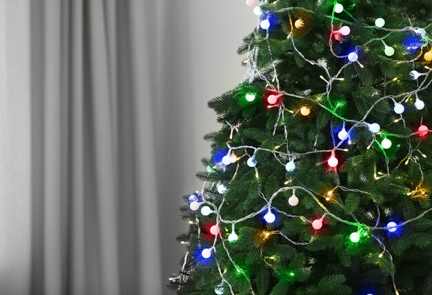 Árbol de Navidad decorado con guirnaldas en la habitación.