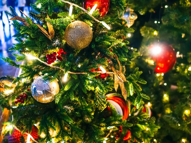 Árbol de Navidad decorado con guirnaldas y juguetes navideños. De cerca