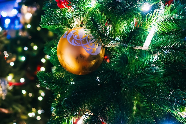 Árbol de Navidad decorado con guirnaldas y juguetes navideños. De cerca