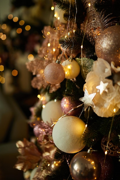 Árbol de Navidad decorado con guirnaldas y luces brillantes de juguetes.