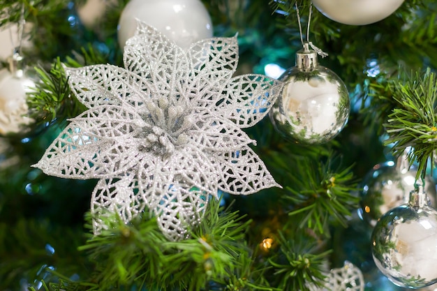 Árbol de Navidad decorado con hermosos juguetes.