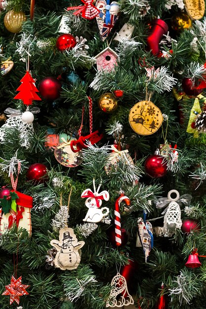 Árbol de Navidad decorado con hermosos juguetes.