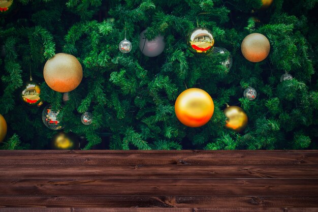 Árbol de navidad decorado para el invierno