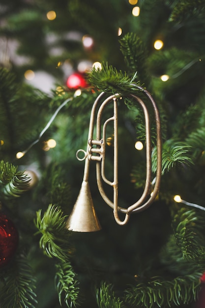 Árbol de Navidad decorado con juguetes antiguos.