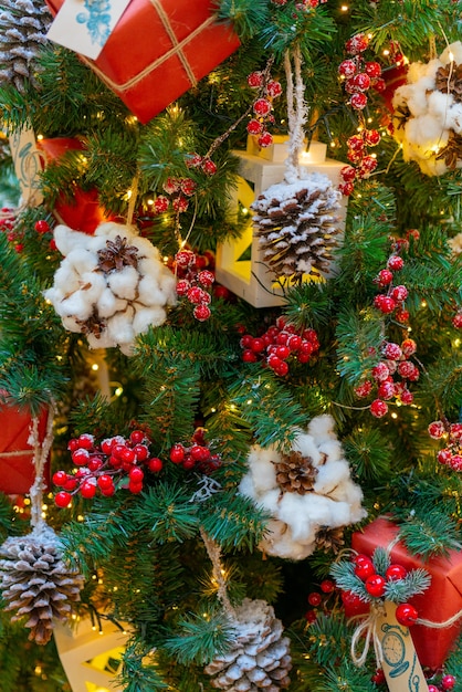 Árbol de Navidad decorado con juguetes, luces y oropel