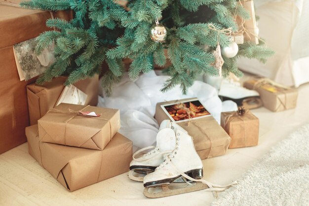 Árbol de Navidad decorado con juguetes de madera.