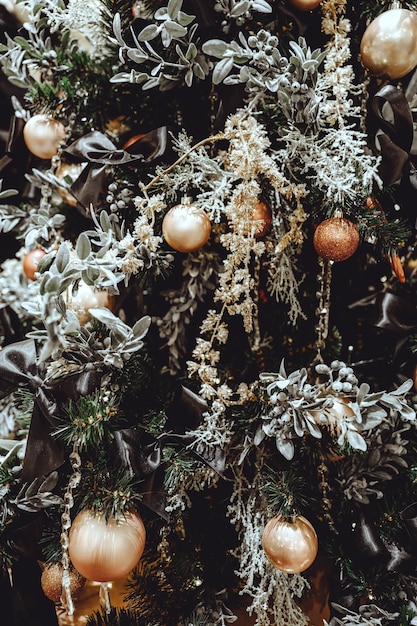 Árbol de Navidad decorado con juguetes y regalos. Año nuevo y espíritu festivo
