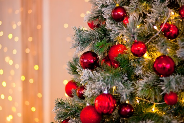 Árbol de navidad decorado con luces bokeh