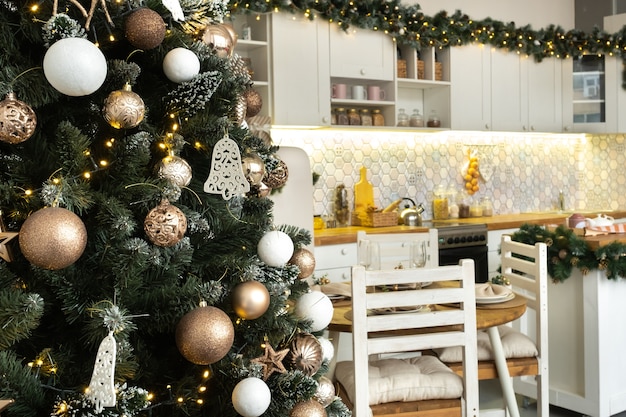 Árbol de Navidad decorado de Navidad en el fondo de la cocina