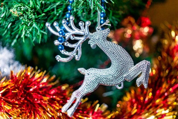 Árbol de Navidad decorado Nochebuena adornos navideños año nuevo Árbol de Navidad juguete en forma de ciervo Enfoque selectivo Fondo borroso