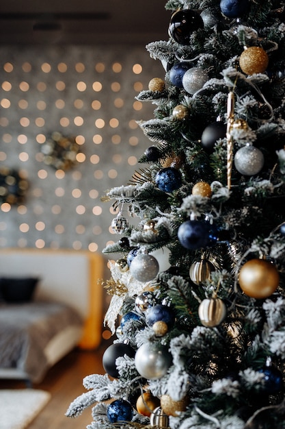 Árbol de Navidad decorado en una oscuridad borrosa