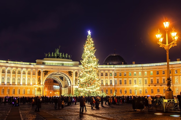 Árbol de Navidad decorado en la Plaza del Palacio Celebración de Año Nuevo San Petersburgo Rusia 6 de enero de 2021