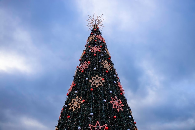 Árbol de Navidad decorado en la plaza pública de la ciudad.