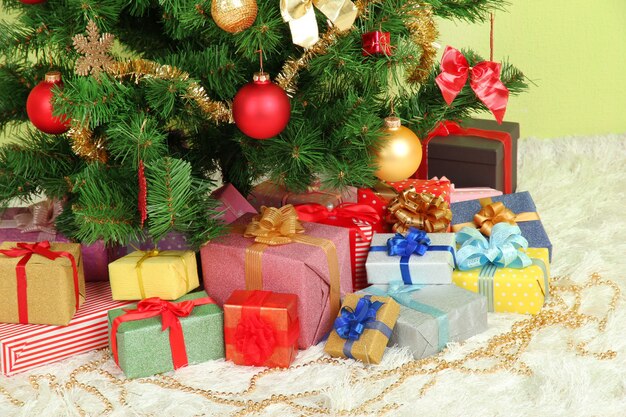 Árbol de Navidad decorado con primer plano de regalos