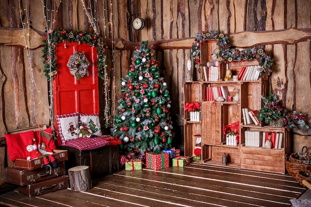 Árbol de navidad decorado con regalo