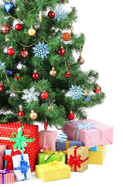 Árbol de Navidad decorado con regalos aislado en blanco