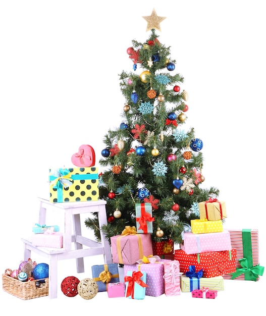 Árbol de Navidad decorado con regalos aislado en blanco