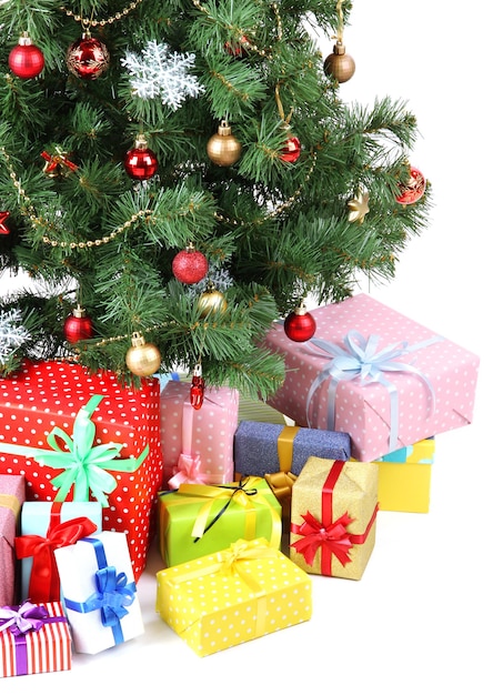 Árbol de Navidad decorado con regalos aislado en blanco