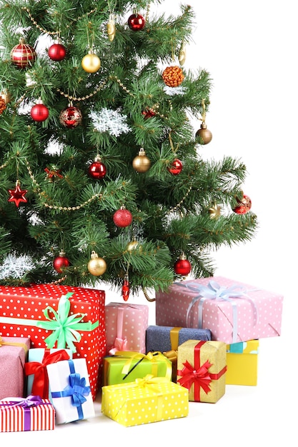 Árbol de Navidad decorado con regalos aislado en blanco