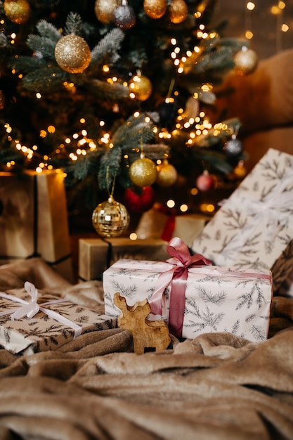 Árbol de Navidad decorado con regalos en casa