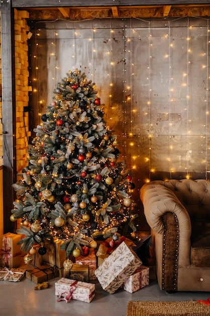 Árbol de Navidad decorado con regalos en casa