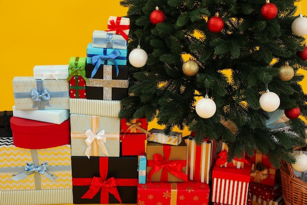 Árbol de Navidad decorado con regalos de cerca
