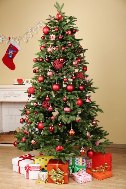 Árbol de Navidad decorado con regalos en primer plano de la habitación