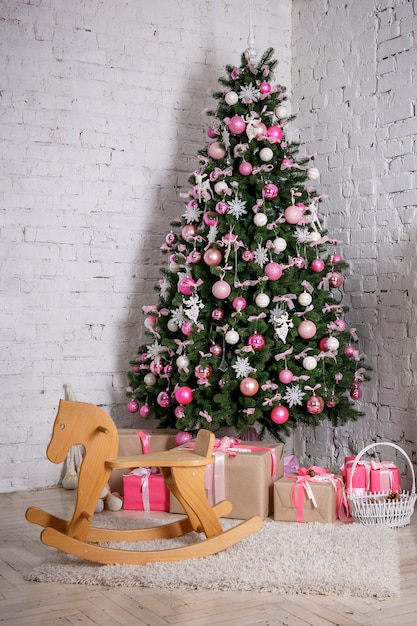 Árbol de navidad decorado y regalos