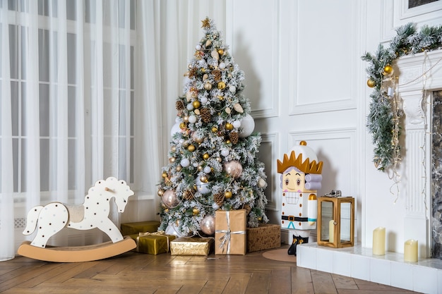 Árbol de Navidad decorado con regalos