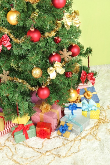 Árbol de Navidad decorado con regalos