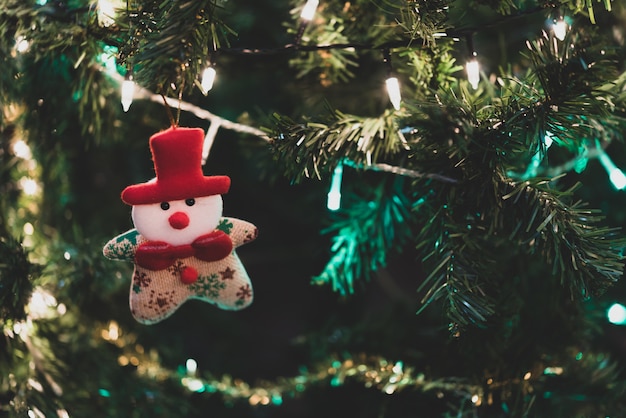 Árbol de navidad decorado con santa, adornos y cajas de regalo.